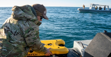 搭载xsens mti ahrs的水下遥控潜水器为美国海军危险任务提供可靠的自主导航